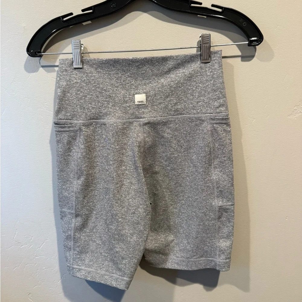 Vuori Heather Gray Women's Bike Shorts - Picture 4 of 4